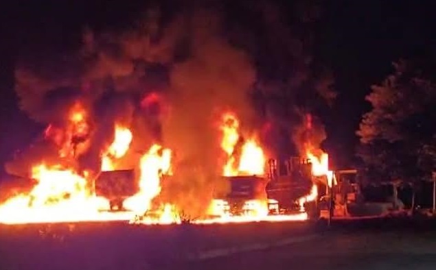 Foto 2 de 5 — Quatro caminhões pegam fogo no Salto Grande em Araraquara
